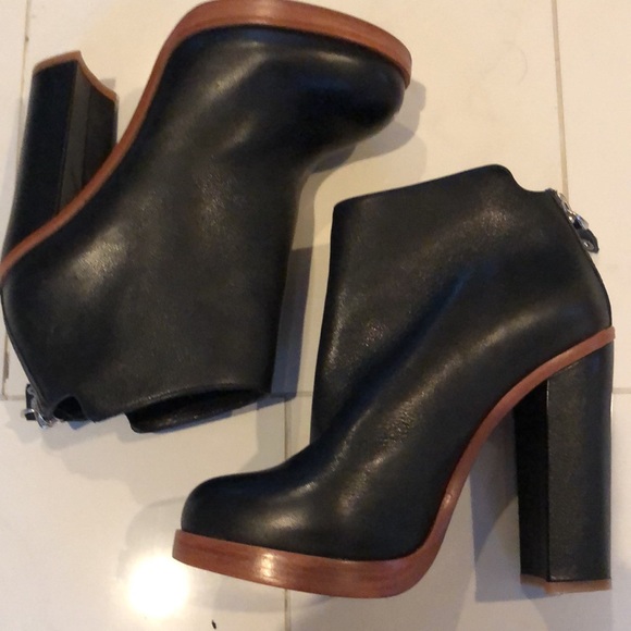 Dolce vita leather heeled bootie. Gorgeous. EUC! - Picture 3 of 10